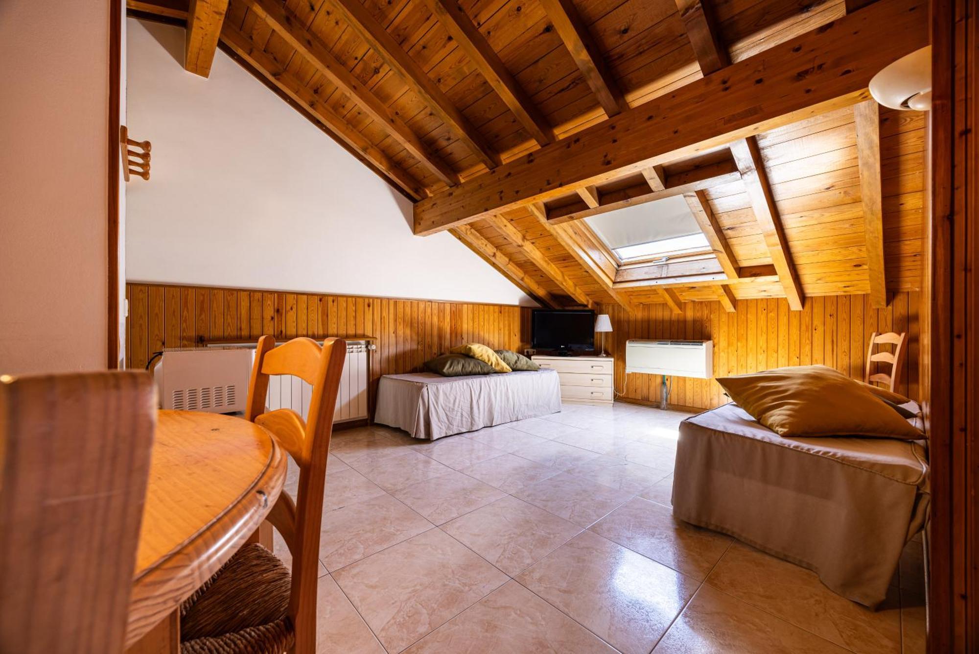 Aparthotel Les Corts Льивия Экстерьер фото